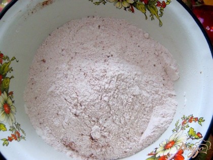В глубокую миску насыпать все сухие ингредиенты (мука, сахар, какао, разрыхлитель), тщательно их перемешать.