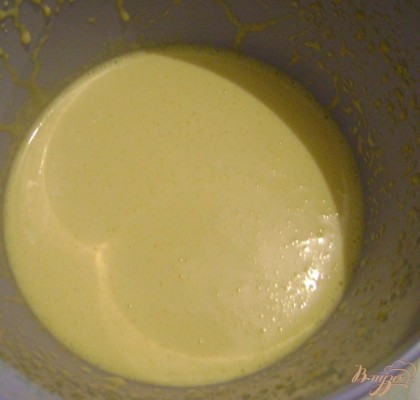 Белки поставить на 15 минут в морозилку, а тем временем взбиваем миксером желтки с ванильным сахаром до почти белого цвета. Это примерно минут 6.