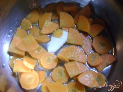 Режем морковь кружочками и выкладываем слоем на дно кастрюли.
