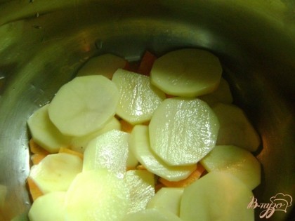 Чистим картофель, режем также кружочками, выкладываем сверху на морковку.