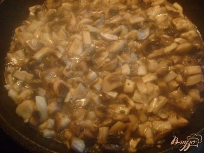 Натираем солью, и оставляем, пока будем готовить начинку.Мелко режем грибы (в данном случае шампиньоны) и обжариваем на сковороде, пока не выпарится жидкость.