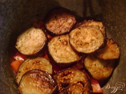 Баклажаны режем колечками, солим, перчим и обжариваем с двух сторон на сковороде.Обжаренные баклажаны складываем сверху на помидоры.