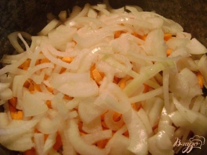 Лук режем четверть кольцами и сверху на морковь, так же солим и слегка поливаем маслом.