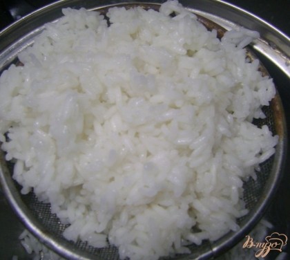 Хорошо промываем рис и отвариваем его в подсоленной воде почти до готовности, после чего промываем его холодной водой, откидываем на сито, и даем стечь жидкости.