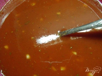 Делаем соус: в миску вливаем теплую воду, следом томатную пасту, хорошо перемешиваем, чтобы она растворилась. Добавляем муку, перемешиваем, чтобы не было комочков. Режем мелко чеснок, отправляем туда же. Соус солим, перчим, добавляем кориандр и перемешиваем. По рецепту в соус добавлялся еще тимьян, но, к сожалению, я не нашла эту специю у нас в магазине.