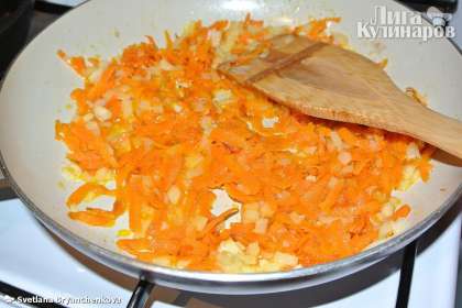 Тем временем нарезаем морковь или трём на тёрке, лук. И совсем немного  обжариваем на растительном масле.