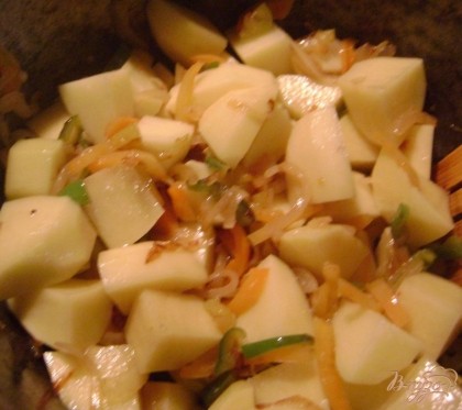 Чистим картофель, режем средними кубиками и добавляем к овощам.