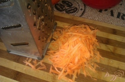 Свежую морковь промываем, снимаем с нее тонкий верхний слой, после чего натираем на крупной терке.