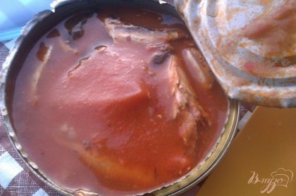 Баночку с килькой в томатном соусе вскрываем. Не забывайте всегда смотреть на сроки годности продукта во избежание неприятностей со здоровьем.