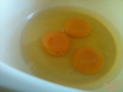 Яйца немного взбить венчиком.