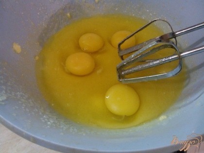 Затем добавить яйцо и снова перемешать...