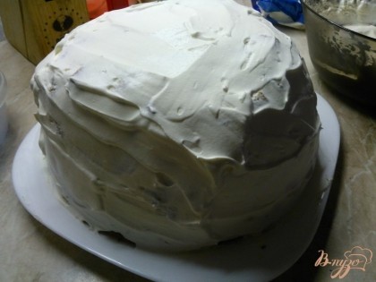 Готовый торт обмазать кремом из сливок и украсить по своему желанию. Убрать в холод до подачи на стол.