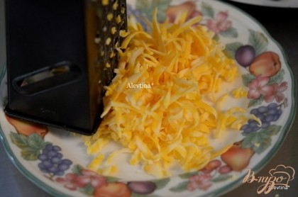 Натереть сыр на терке.