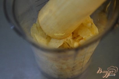Размолоть картофельные чипсы толкушкой.