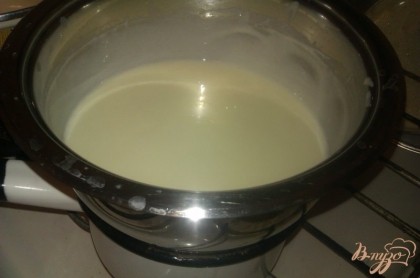 При постоянном помешивании увариваем массу до вида сгущенного молока. Ставим остывать.