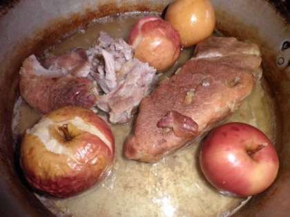 Потушить свинину и в конце добавить к ней яблоки