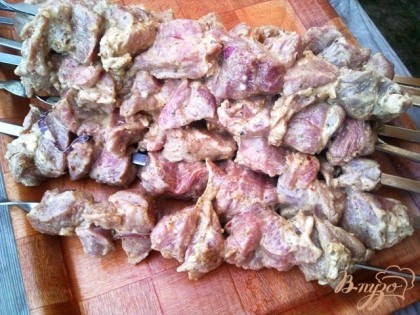 Нанизываем мясо на шампура
