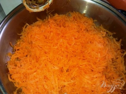 Измельчаем на овощерезке морковь