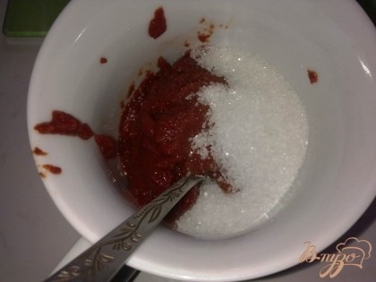 В томатную пасту добавляем соль и сахар