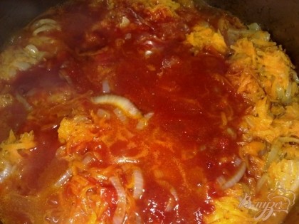 Выливаем томатную смесь в лук и морковь, тушим около 10 минут