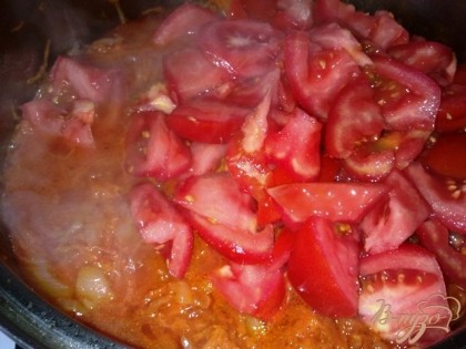 Нарезаем помидоры и добавляем в кастрюлю