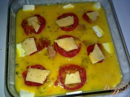 Сверху на помидор кладем по кусочки сыра