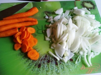 Нарезаем кружочками морковь