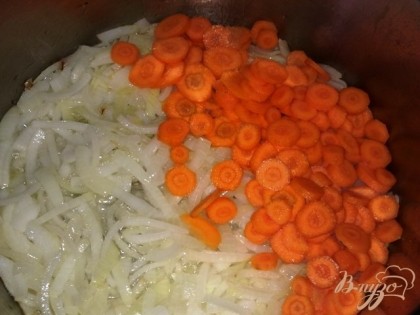 Добавляем морковь и обжариваем до полу готовности.