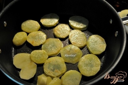 Разогреваем на среднем огне сковородку  слегка смазывая ее растительным маслом. Главное, чтобы картошка не плавала в масле.  Ломтики картофеля выкладываем  достаточно свободно. Обжариваем с 2  сторон до золотистой корочки.