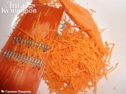 За это время очищенную морковь натираем на корейской терке соломкой (или тонко порезать соломкой). Немного посолить.