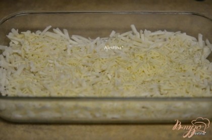 В форму для выпечки выложить хэш перемешанный с сыром 1/2 стакана.