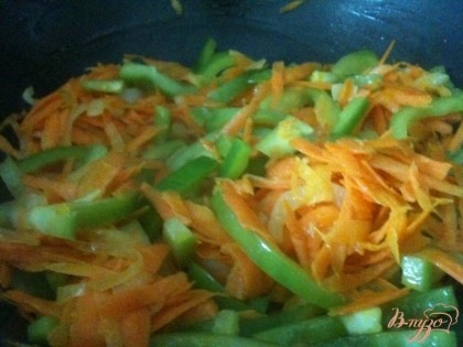 Отдельно потушить в течении 10 мин. морковь, натертую на крупной терке, луковицу и сладкий перец нарезанные тонко.