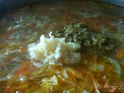 В самом конце приготовления в суп  добавить чеснок и песто. Суп станет невероятно ароматным.