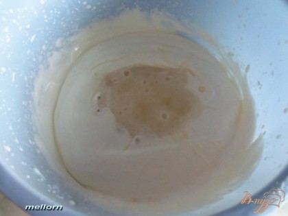 В сливки тонкой струйкой влить сгущенное молоко (количество молока лучше ориентироваться по вкусу и сладости дыни) и аккуратно ложкой размешать.