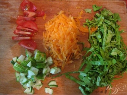 Овощи тщательно промыть. Нарезать листья салата (крупно), огурец и помидоры, натереть морковь. Все ингредиенты положить в салатник.