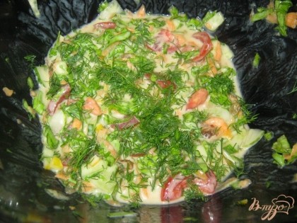 Готово! Заправить салат, тщательно перемешав все ингредиенты. Овощной салат с изюмом и йогуртом готов. Перед подачей его можно украсить зеленью.