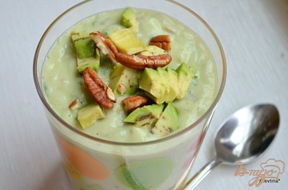 Готово! Поделить суп между 4 порциями. Подаем с орешками сверху украсив и авокадо. Приятного аппетита.