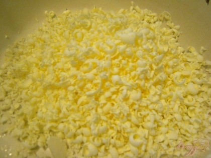 Охлажденный маргарин натереть на терке или порезать на некрупные кусочки.