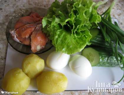 Для приготовления салата сварить картофель, яйца. Зелень  лука, салата, огурцы помыть.