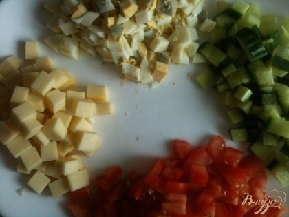 Огурец, томат, сыр и отварные яйцо нарезать на кубики.