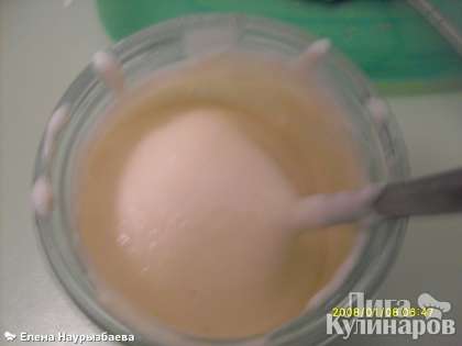 Взбить сливочное масло с сахаром и сметаной, добавляя при этом манную кашу