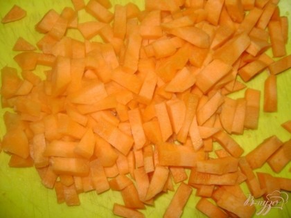 Чистим морковь, режем ее брусочками и добавляем к мясу, все вместе тушим минут 5.