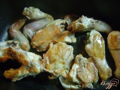 Курицу помыть, нарезать на порционные куски и обжарить до золотистой корочки на сливочном масле в толстостенной сковороде.