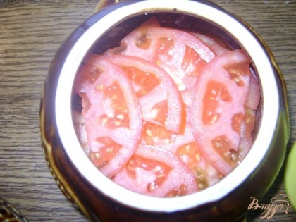 Режем помидоры кольцами или полукольцами и выкладываем на лук с перцем, далее ложем оставшуюся часть зажарки.