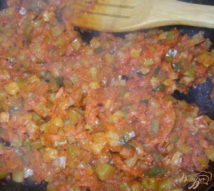 Далее добавляем огурцы и жарим также 5 минут. Далее добавляем томатную пасту, хорошо перемешиваем и еще немного жарим.