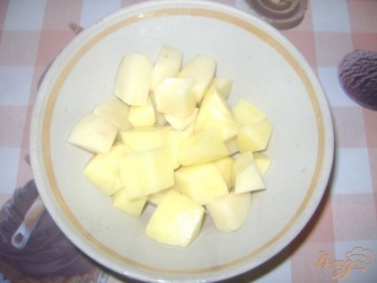 Режем картошку кубиками, и бросаем в суп, когда перловка почти готова.