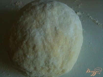 Из яиц, воды, манной крупы, щепотки соли и муки замесить мягкое тесто. Накрыть полотенчиком и дать отдохнуть пока будет готовится начинка.