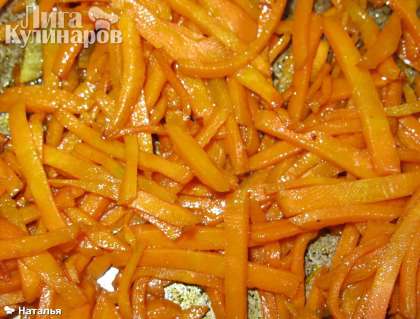 Морковь нарезать соломкой и обжарить на растительном масле.
