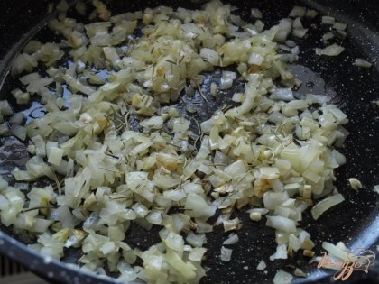 Нарезаем мелко лук и чеснок, обжариваем на оливковом масле, добавляем розмарин. Затем добавляем маслины.