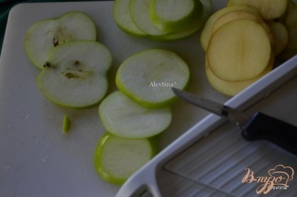 Разогреем духовку до 120 гр. Яблоки тонко порежем,очистим от семечек. Смешаем корицу с сахаром.